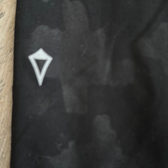 Ivivva Girl's Cropped Leggings Black Pattern Sz 12 - Picture 6 of 6